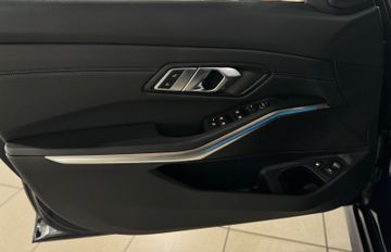 Fahrzeugabbildung BMW 330e xD M Sport Panorama Kamera HUD HiFi AHK 19"