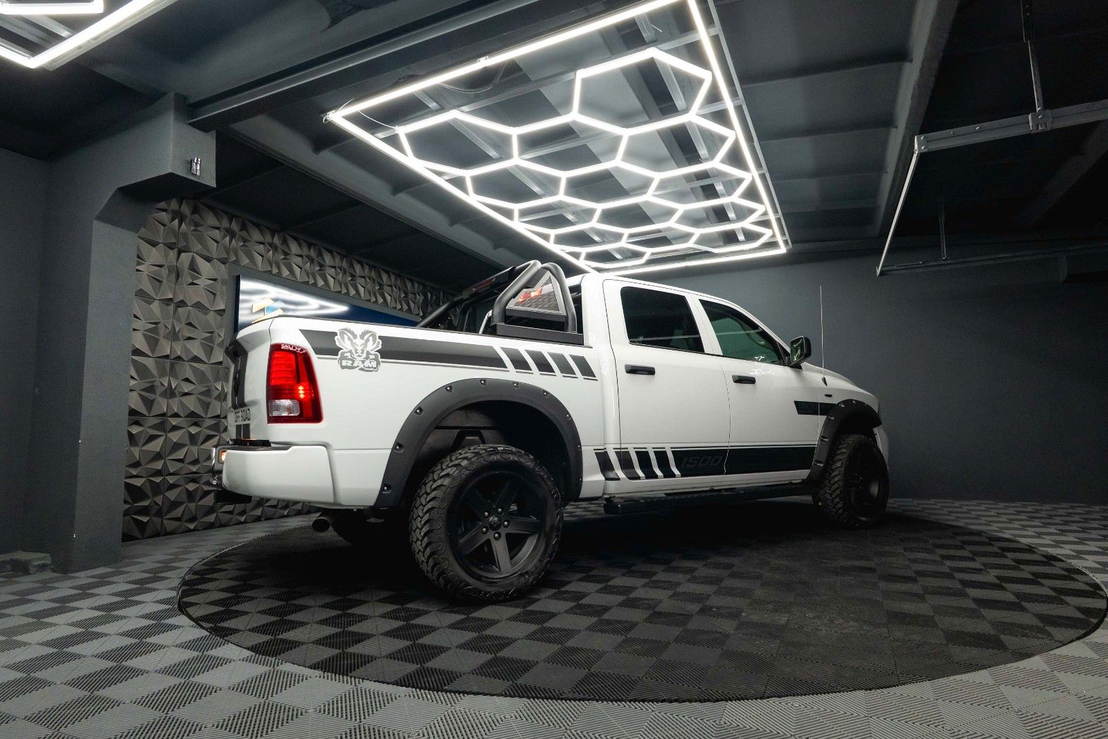 Fahrzeugabbildung Dodge RAM 5.7 V8 HEMI 4x4 OFFROAD Night-Paket *LED*19%