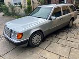 Mercedes-Benz 250 TD W124 Kombi, 2. Hand, Schiebedach, TÜV neu - silberne Mercedes-Benz 250