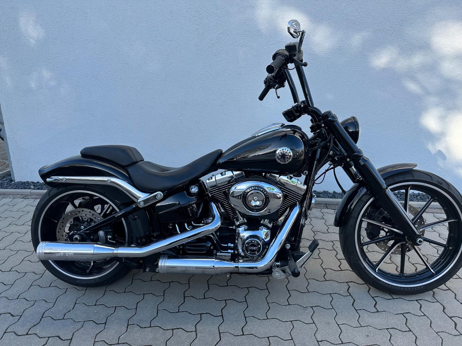 Harley-Davidson Breakout mit Kess Tech Auspuff