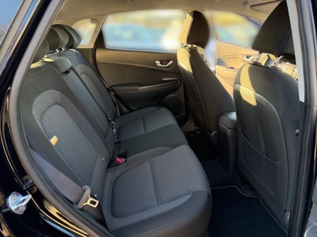 Fahrzeugabbildung Hyundai KONA Select Elektro 2WD +CARPLAY+RFK+SHZ+PDC+UVM