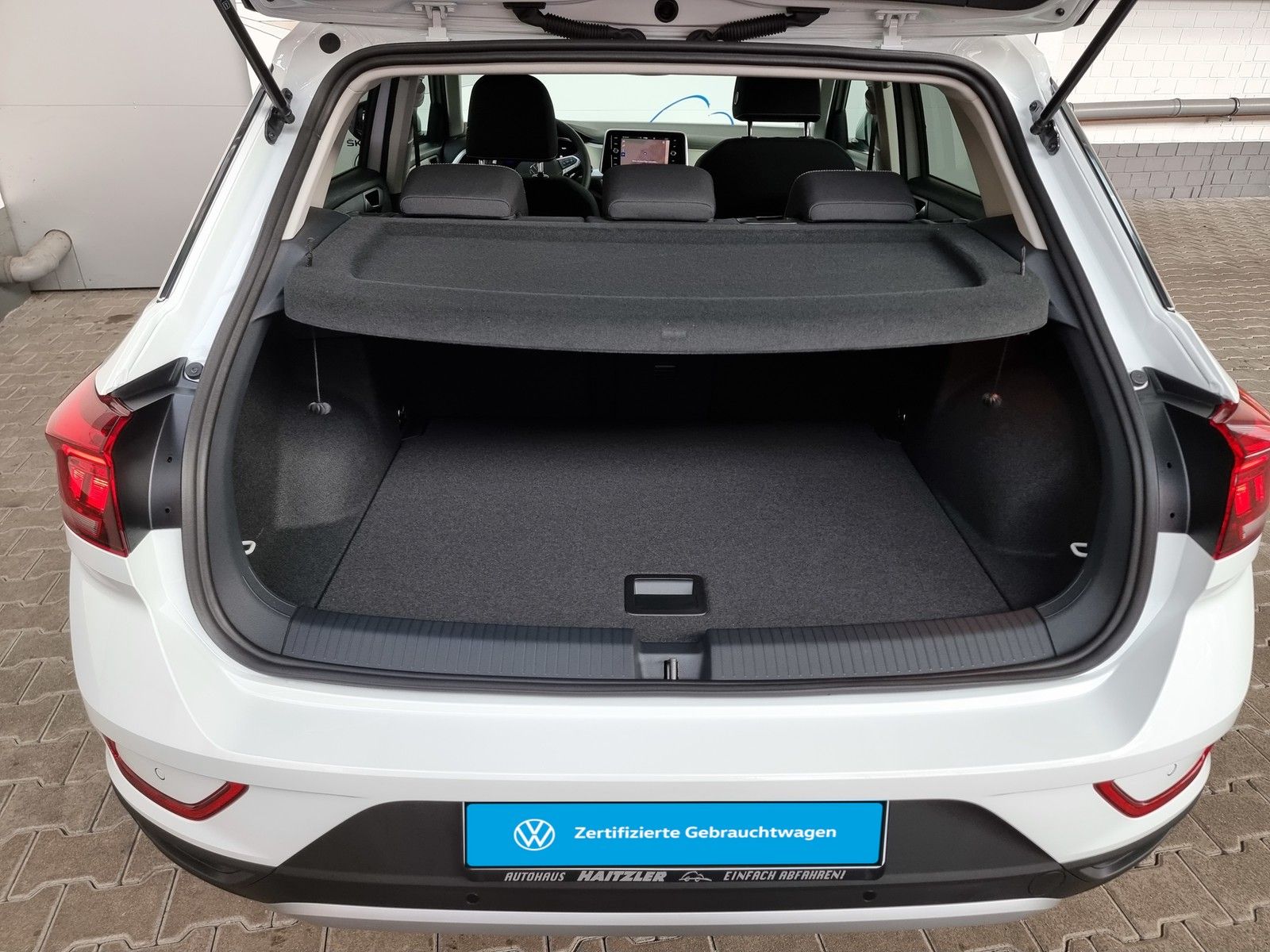 Fahrzeugabbildung Volkswagen T-Roc Move 1.0 TSI Navigation + Assistenzpaket