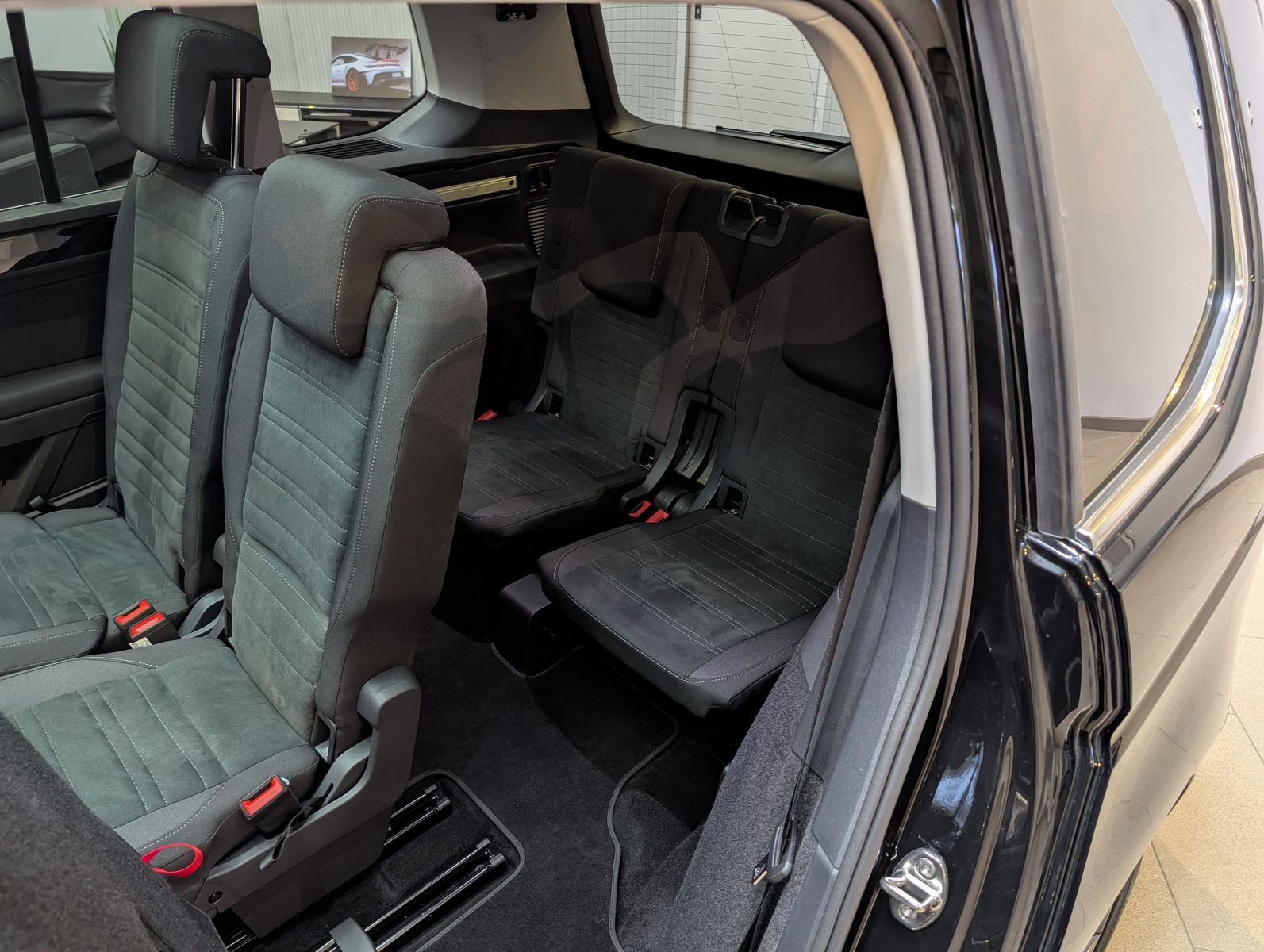 Fahrzeugabbildung Volkswagen Touran 2.0 DSG R-Line High. Pano 7-Si IQ.Dri AHK