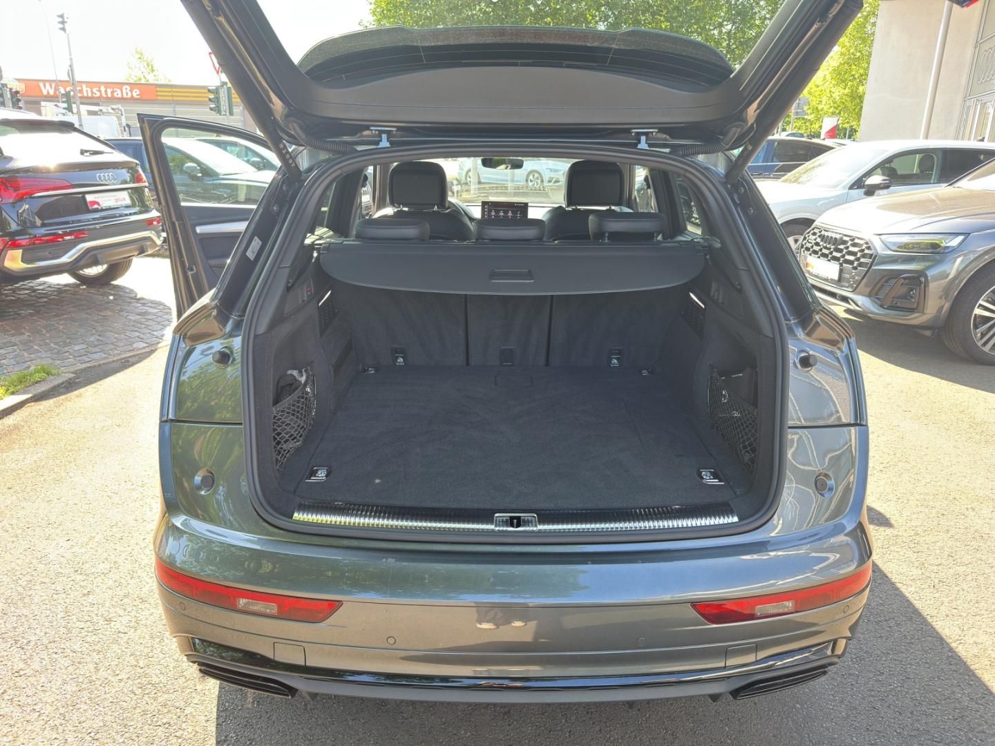 Fahrzeugabbildung Audi Q5 TFSI e S line 55 S Line quattro, Business, B&
