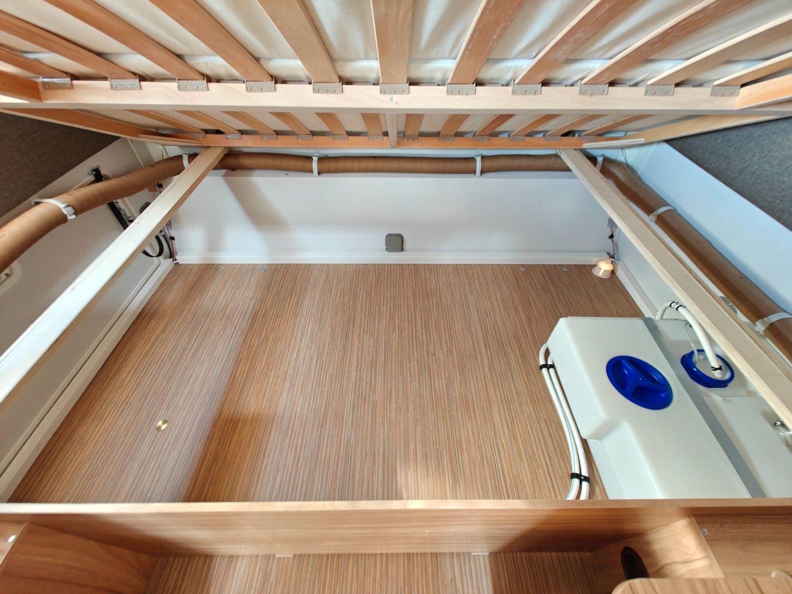 Fahrzeugabbildung HYMER / ERIBA / HYMERCAR Feeling 425 Schlafdach - SPRING SALE -