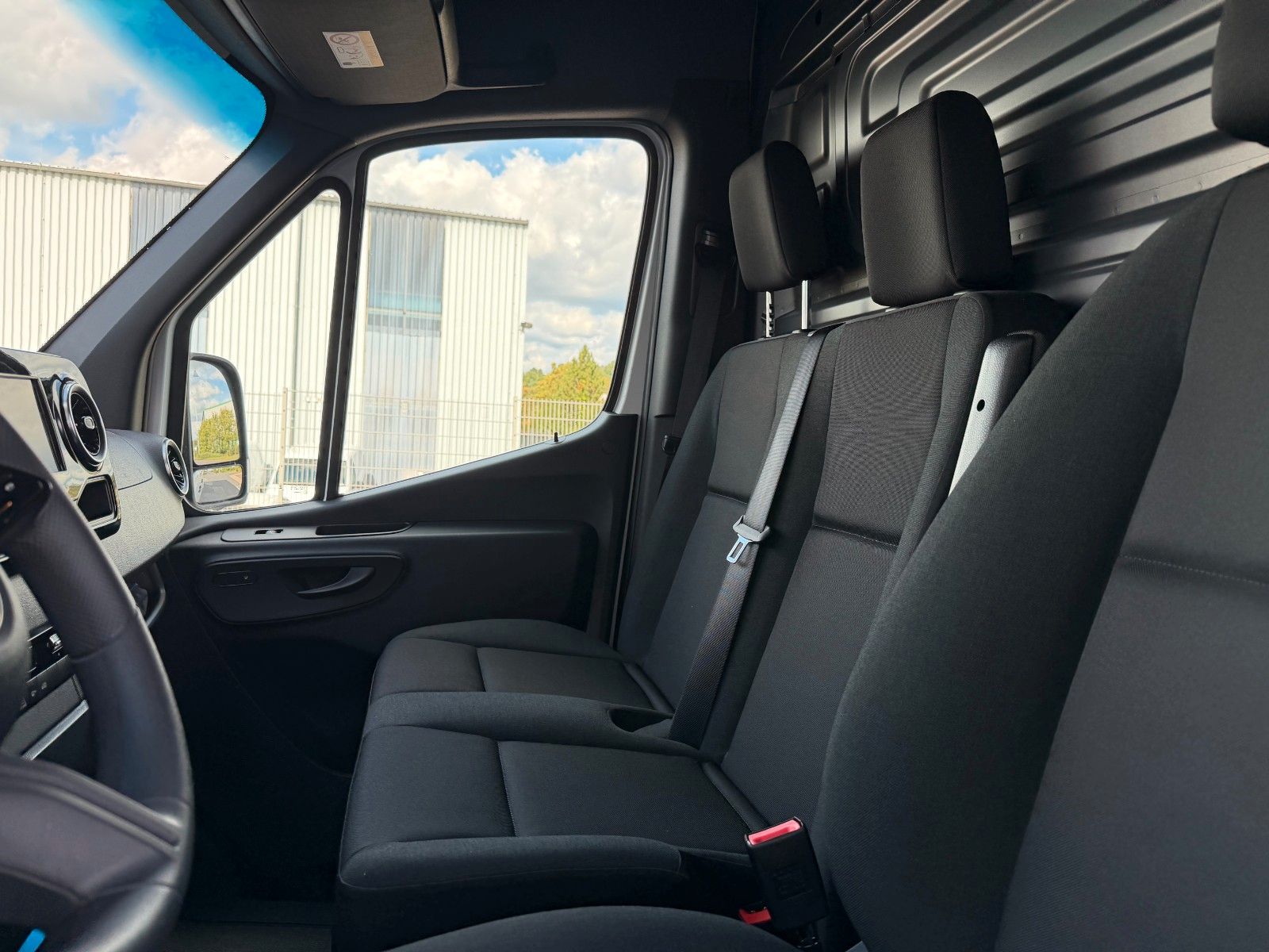 Fahrzeugabbildung Mercedes-Benz Sprinter 317 CDI 9G 3665 AHK3,5to Schwingsitz