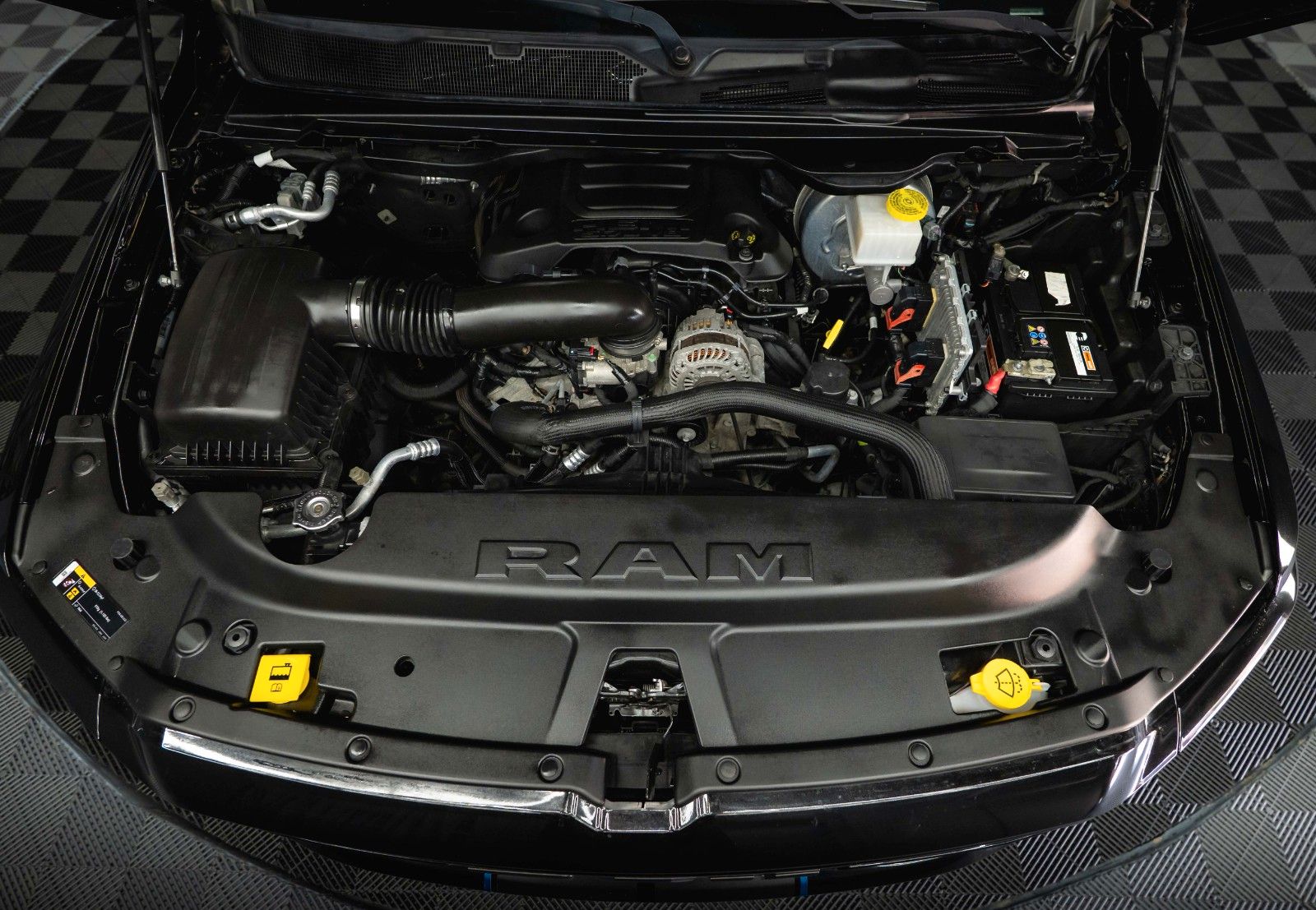 Fahrzeugabbildung Dodge RAM 5.7 V8 HEMI 4x4 OFFROAD Night-Paket LONGBED