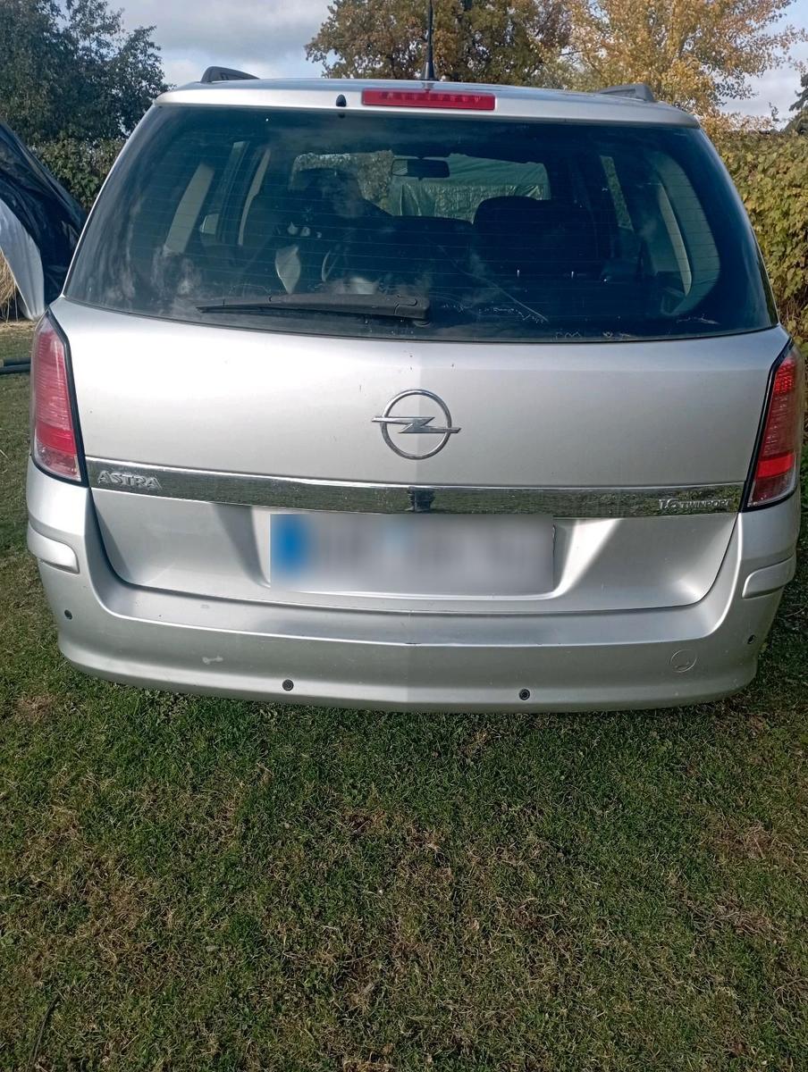 Opel Astra 2006 — вигляд ззаду