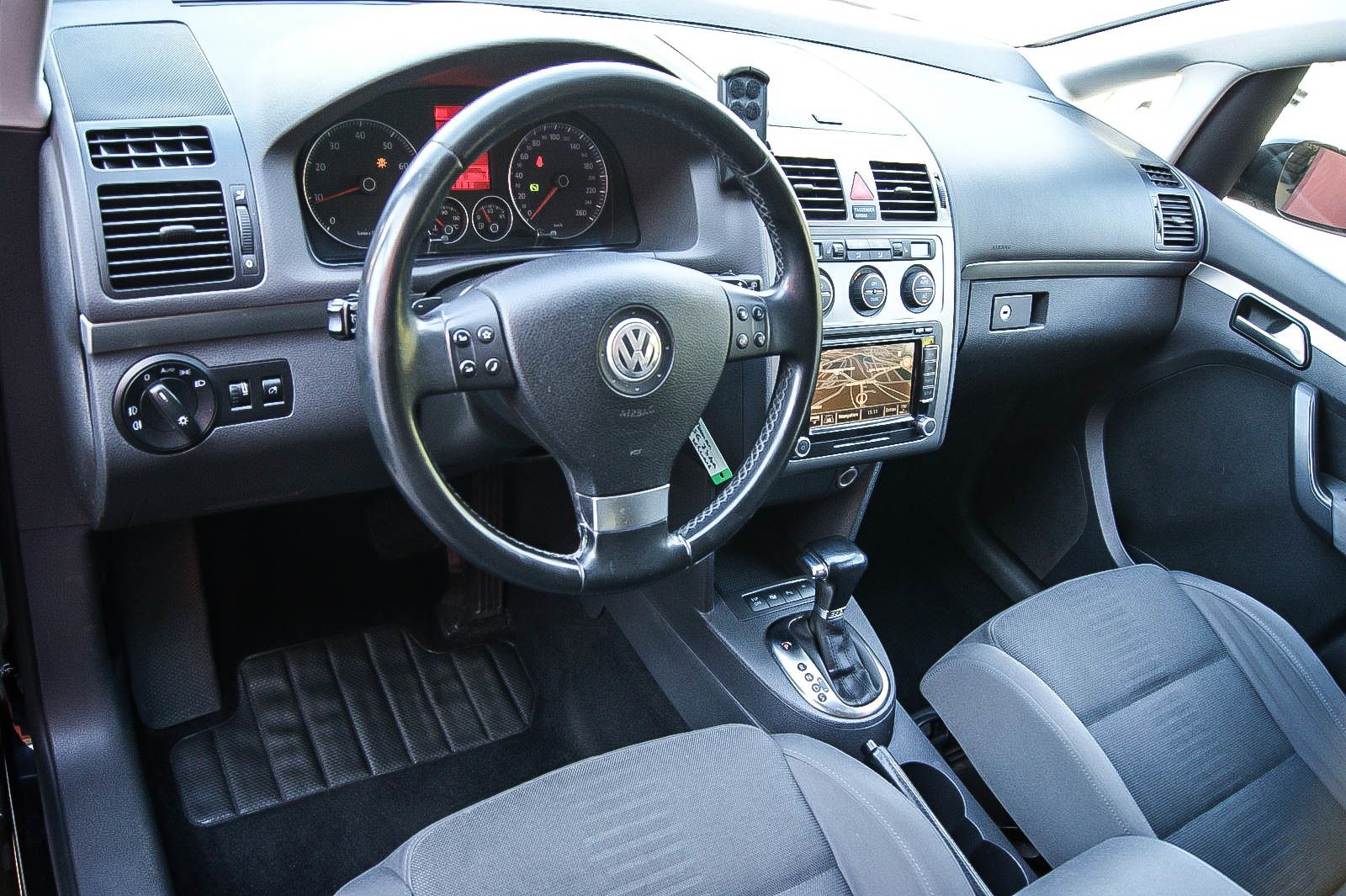 Fahrzeugabbildung Volkswagen Touran 1.4TSI DSG Highline 7-SITZE