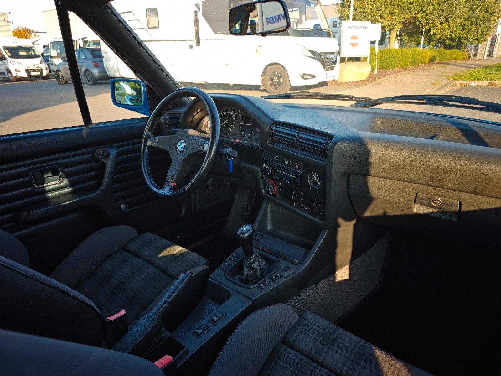 Fahrzeugabbildung BMW 318i Cabrio E30 - Lack NEU, Verdeck NEU