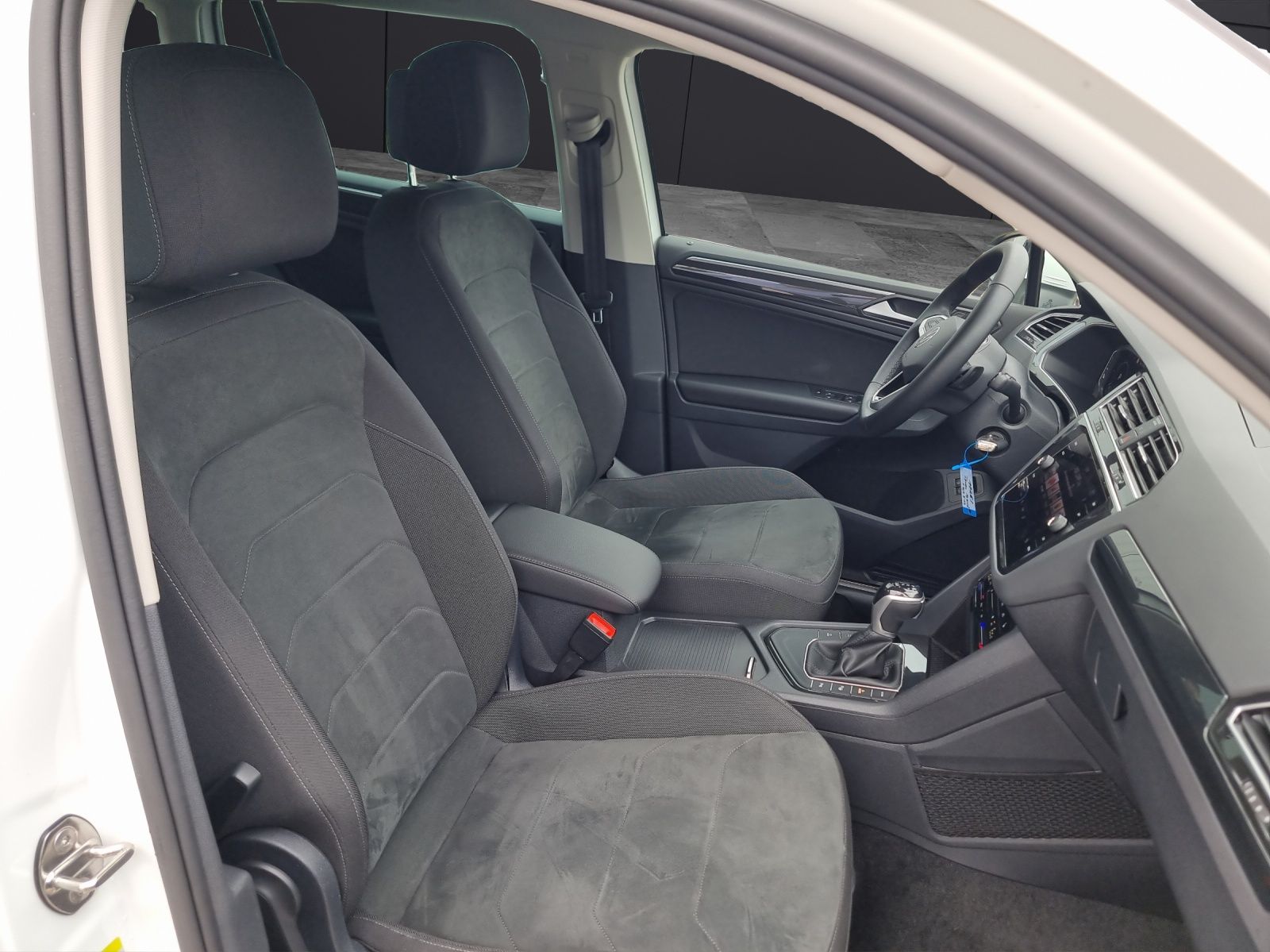 Fahrzeugabbildung Volkswagen Tiguan Elegance eHybrid DSG IQ.Light ACC 18" AHK
