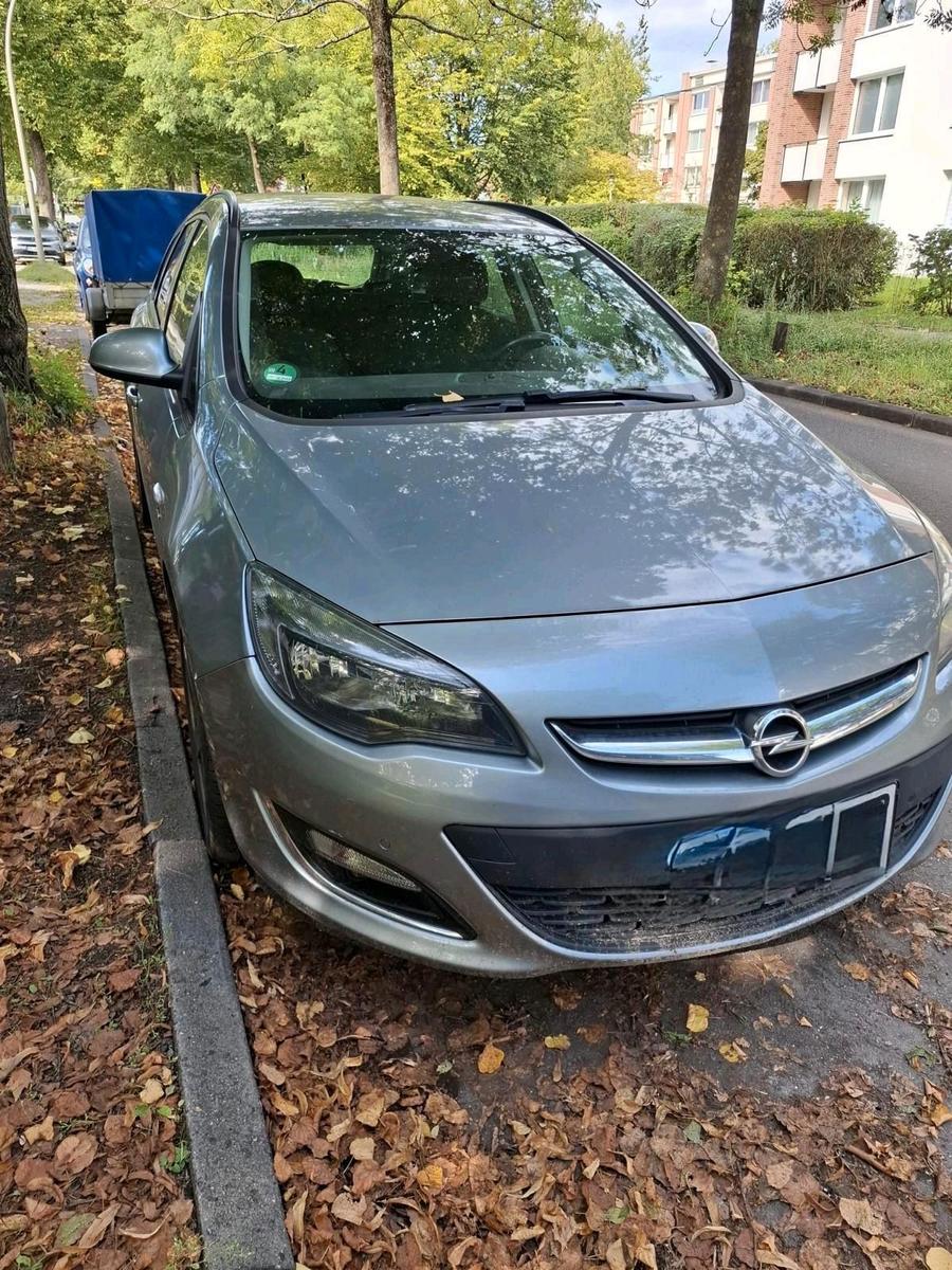 Opel Astra 2013 — салон
