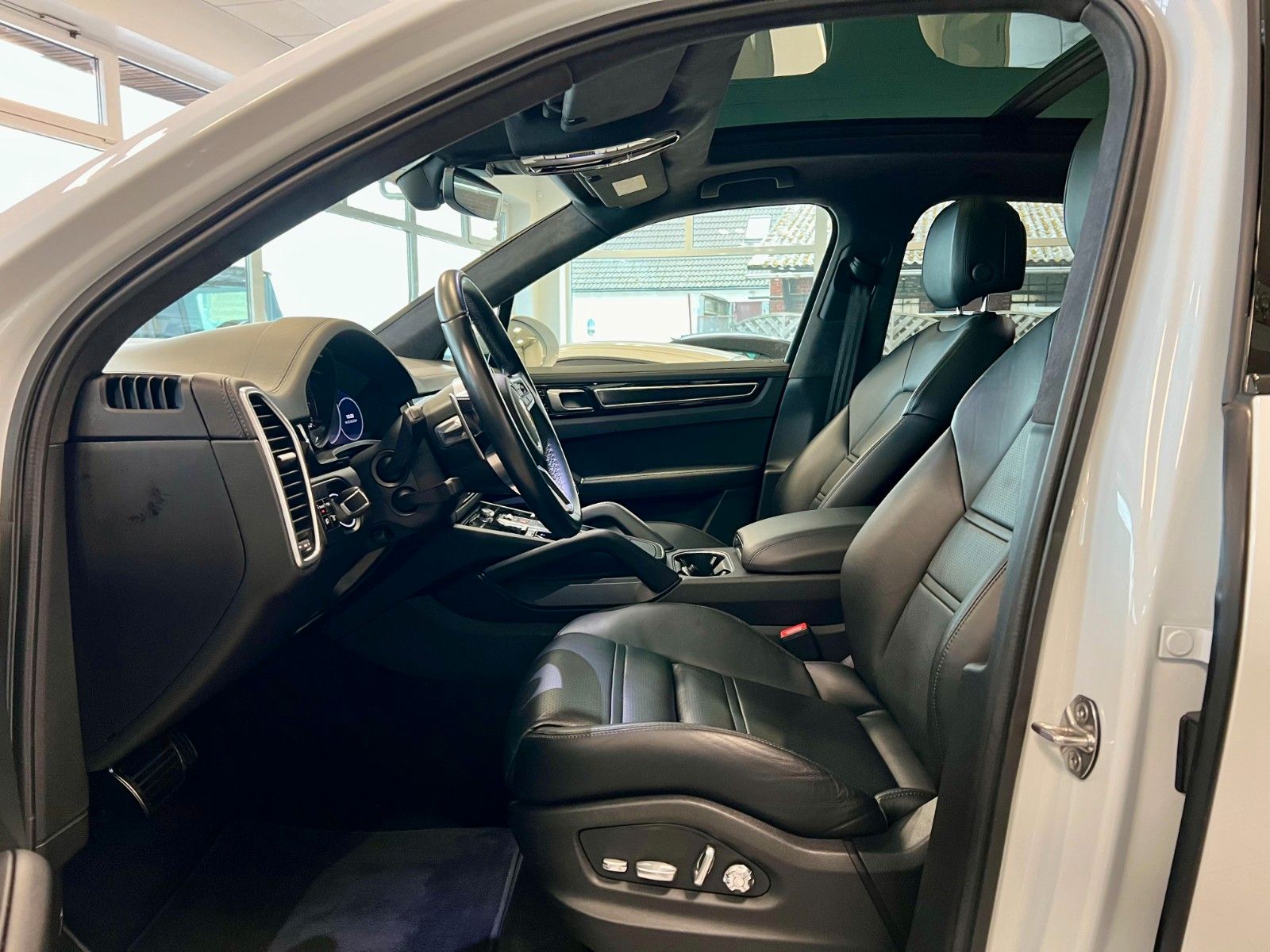 Fahrzeugabbildung Porsche Cayenne GTS Panorama, AHK, 21Zoll, SportChrono