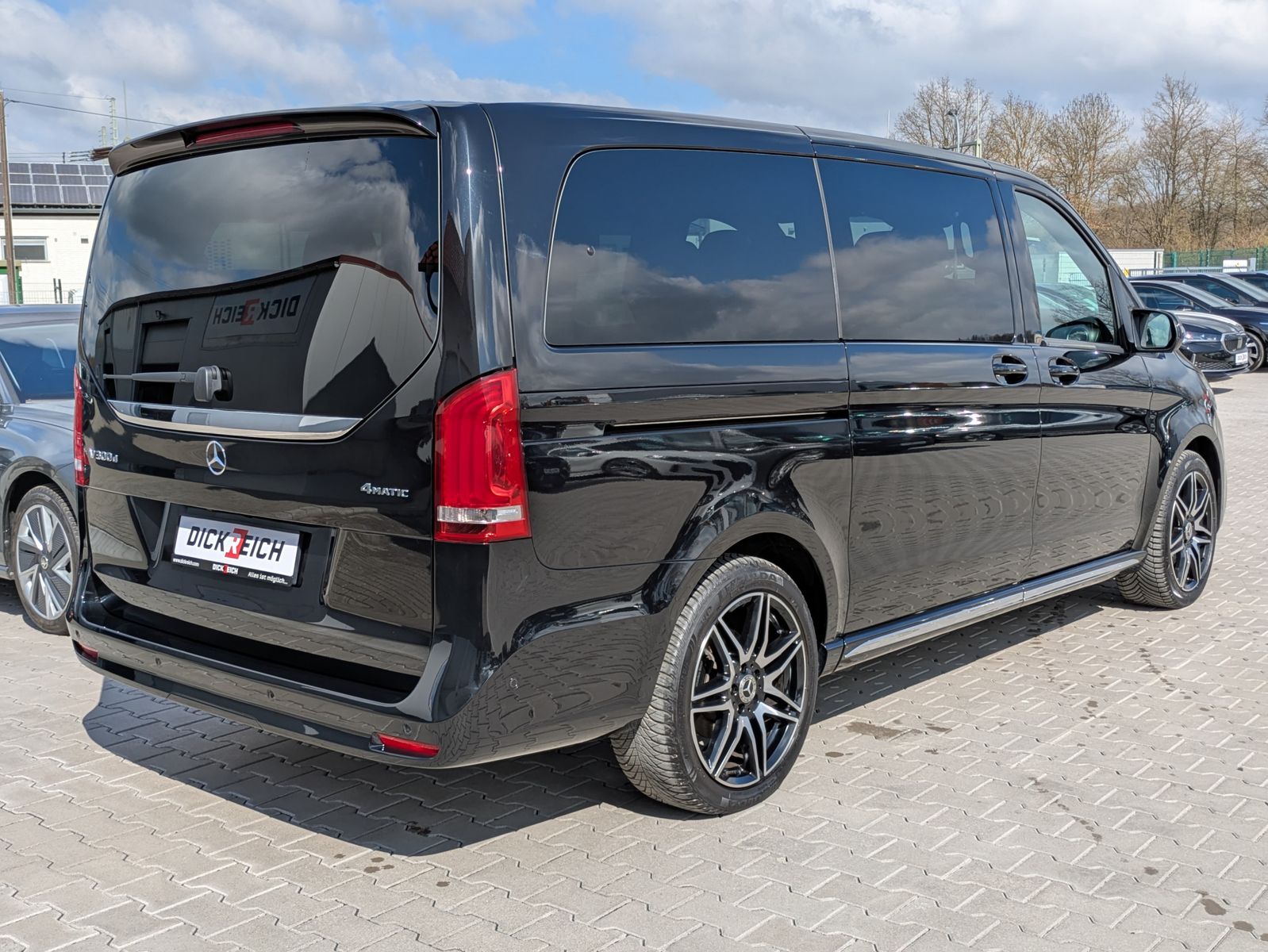 Fahrzeugabbildung Mercedes-Benz V 300 d AVANTGARDE 4MATIC lang AMG*PANO*LED*DIST
