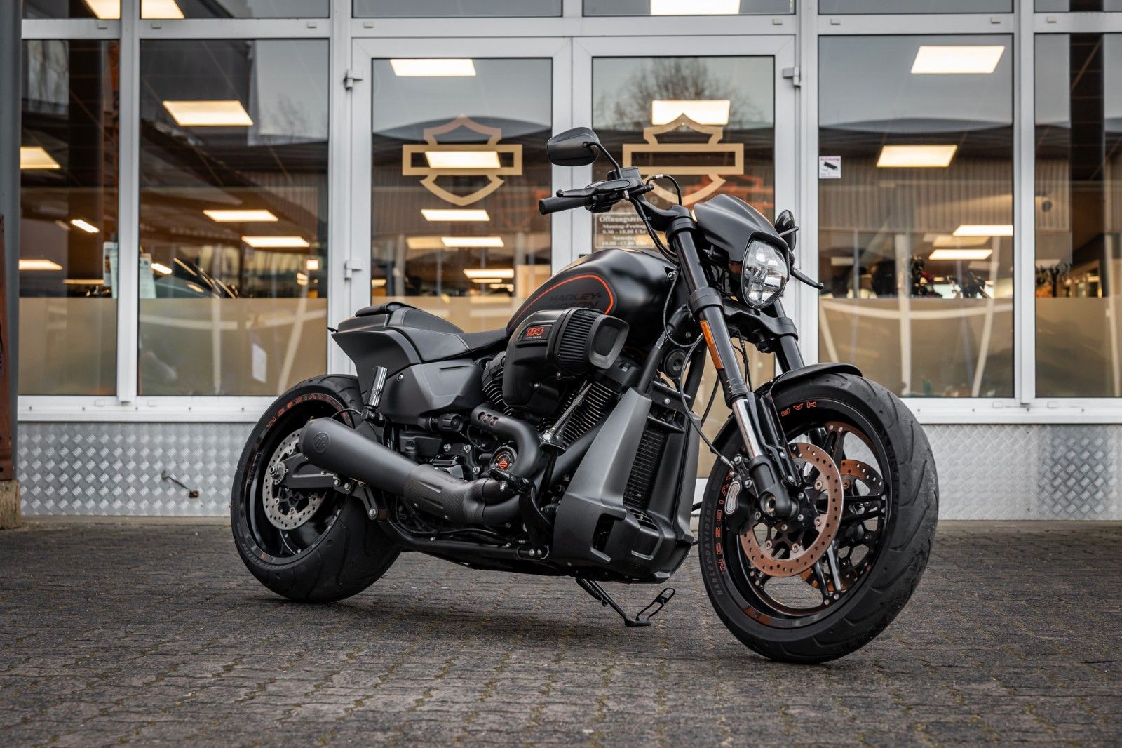 Fahrzeugabbildung Harley-Davidson FXDRS 114 CUI - KESSTECH - SEITLICHER KZH