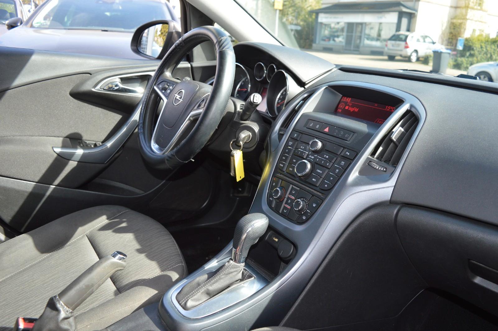 Opel Astra 2013 — photo 10