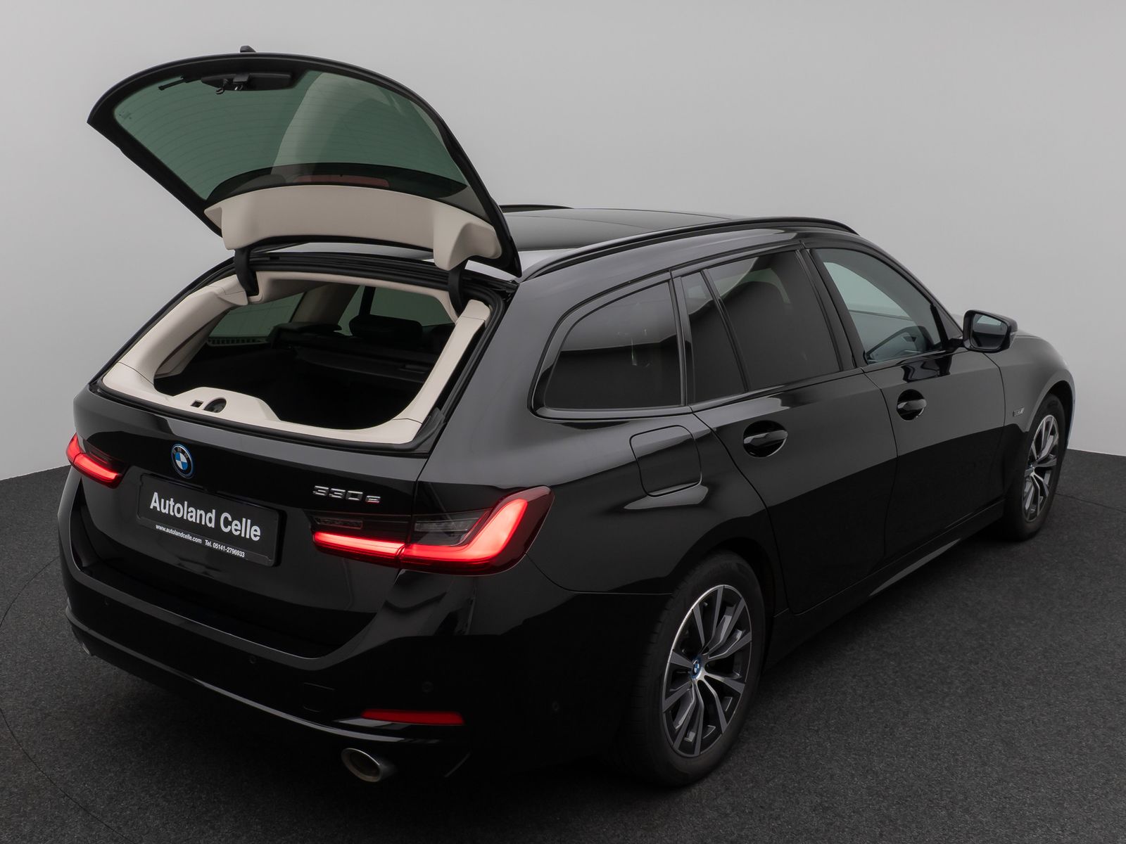 Fahrzeugabbildung BMW 330e Panorama Kamera HUD DAB HiFi Leder Sport