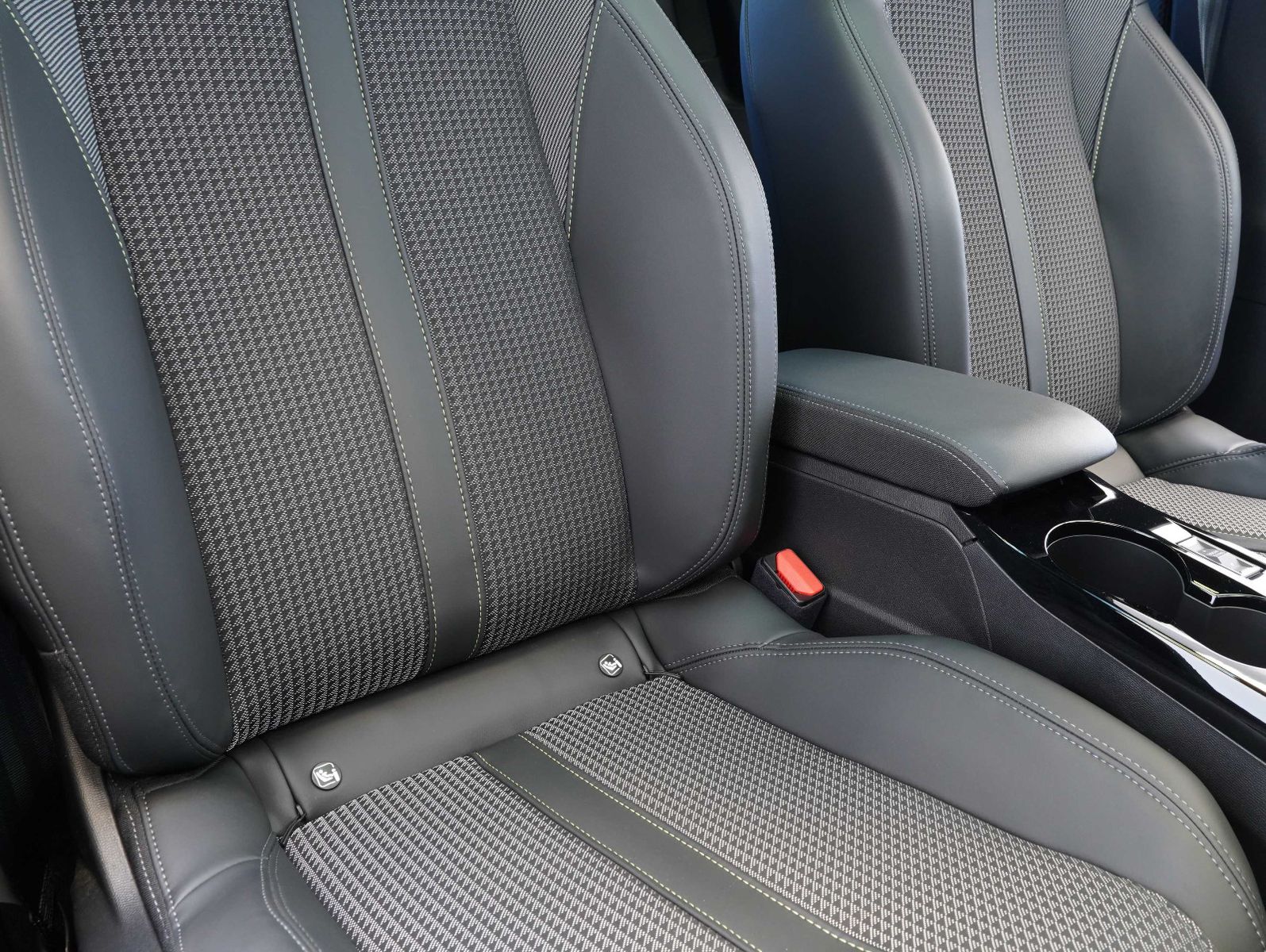 Fahrzeugabbildung Peugeot 2008 e- GT 11KW/LED/NAVI/360°/PANORAMA/SOH