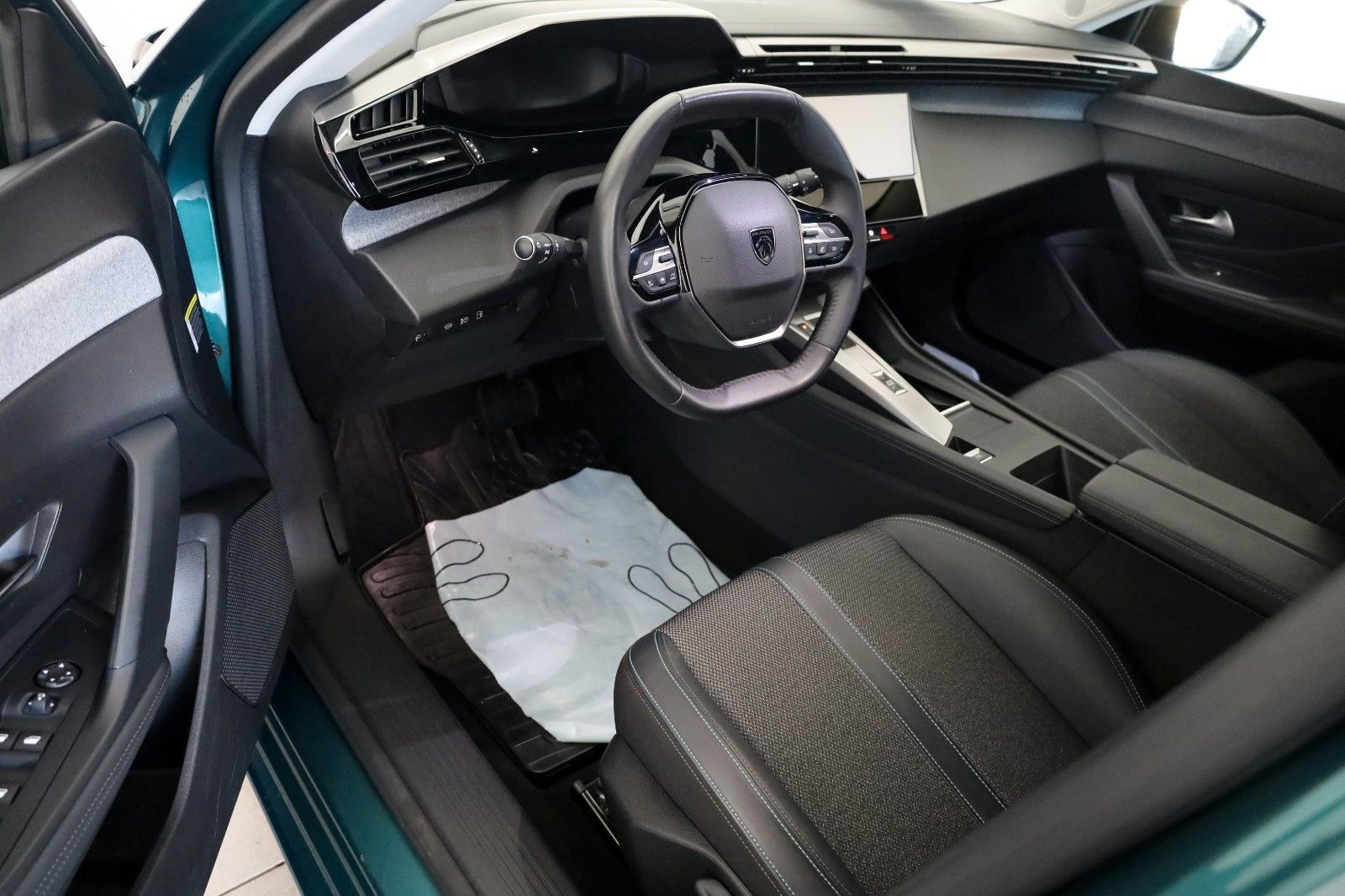 Fahrzeugabbildung Peugeot 308 SW Hybrid 180 Allure T.Leder,Navi,LED,SH,Kam