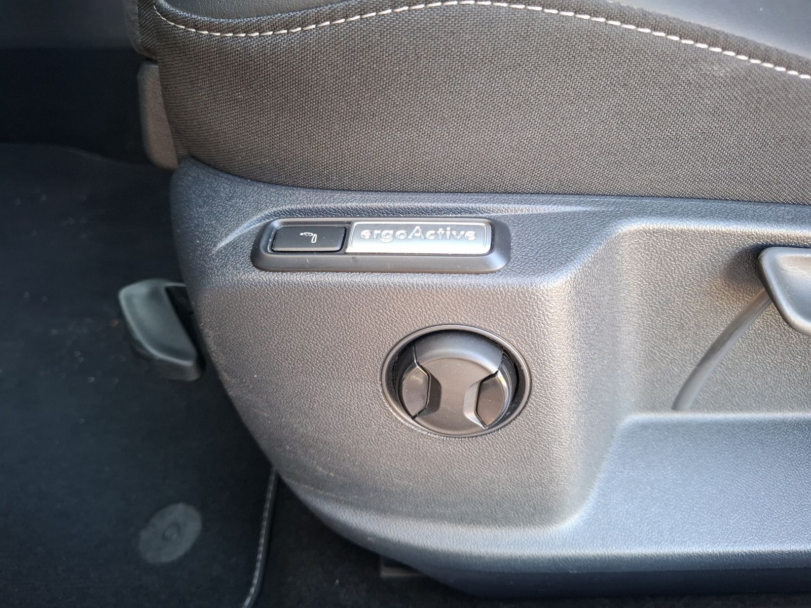 Fahrzeugabbildung Volkswagen T-Roc TSI R-Line Matrix Navi AID Park-Assist SH