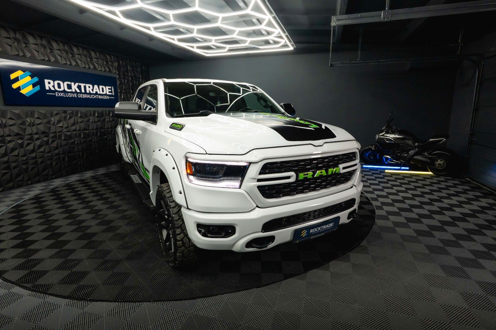 Fahrzeugabbildung Dodge RAM 5.7 V8 HEMI 4x4 OFFROAD Night-Paket LONGBED