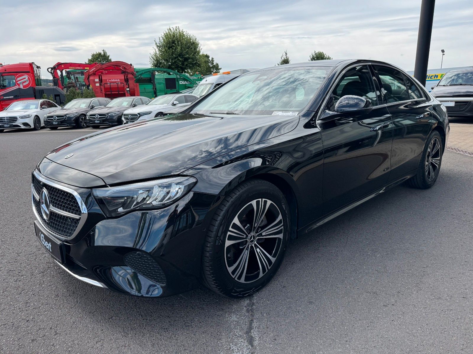 Fahrzeugabbildung Mercedes-Benz E 220 d Avantgarde R-Kamera+Pano+Distr+TotW+ - mit KI generiert/bearbeitet