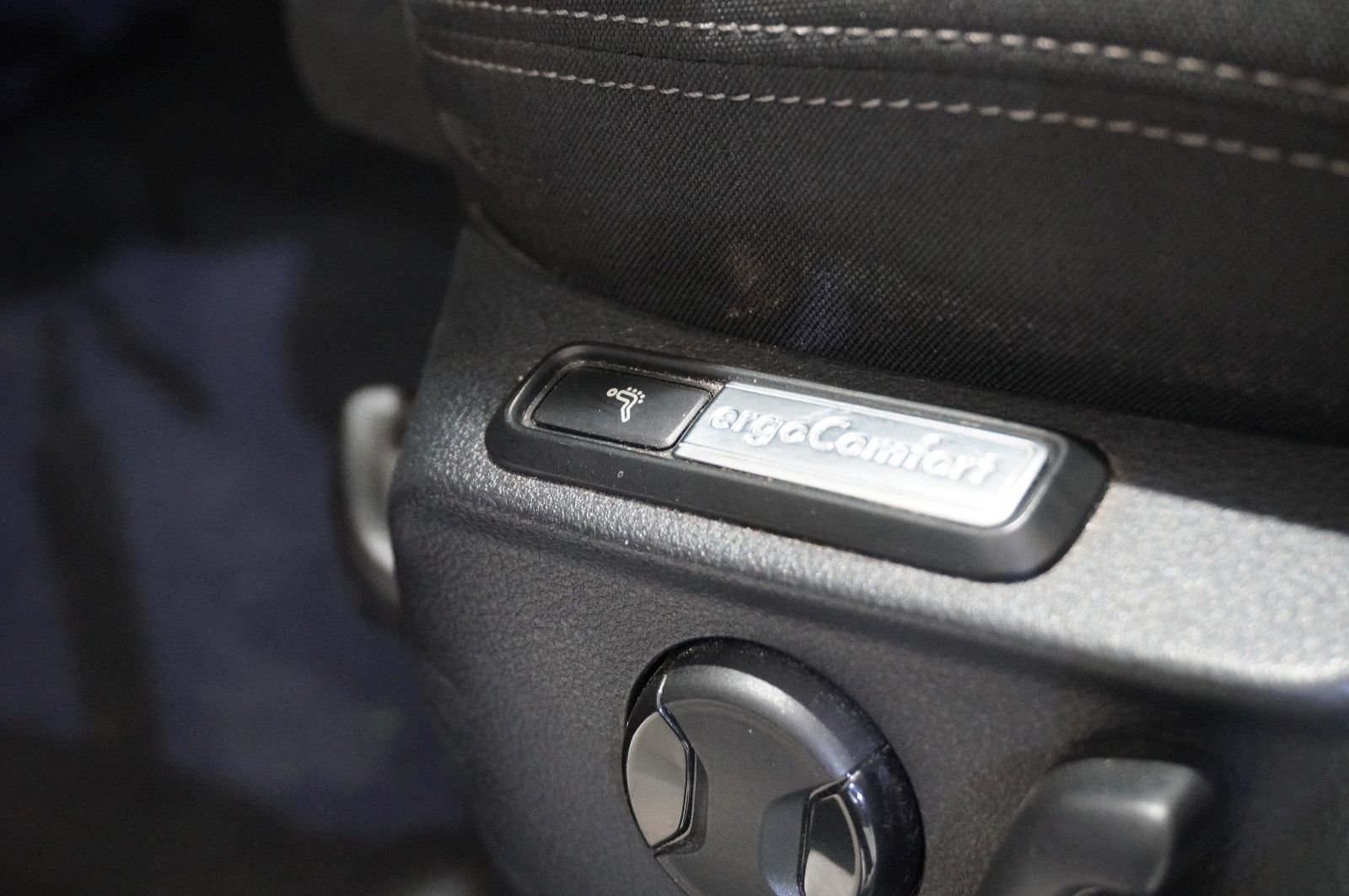 Fahrzeugabbildung Volkswagen Passat Vari. 2.0D COMFORTL. NAVI/LED/SPORT/AHK