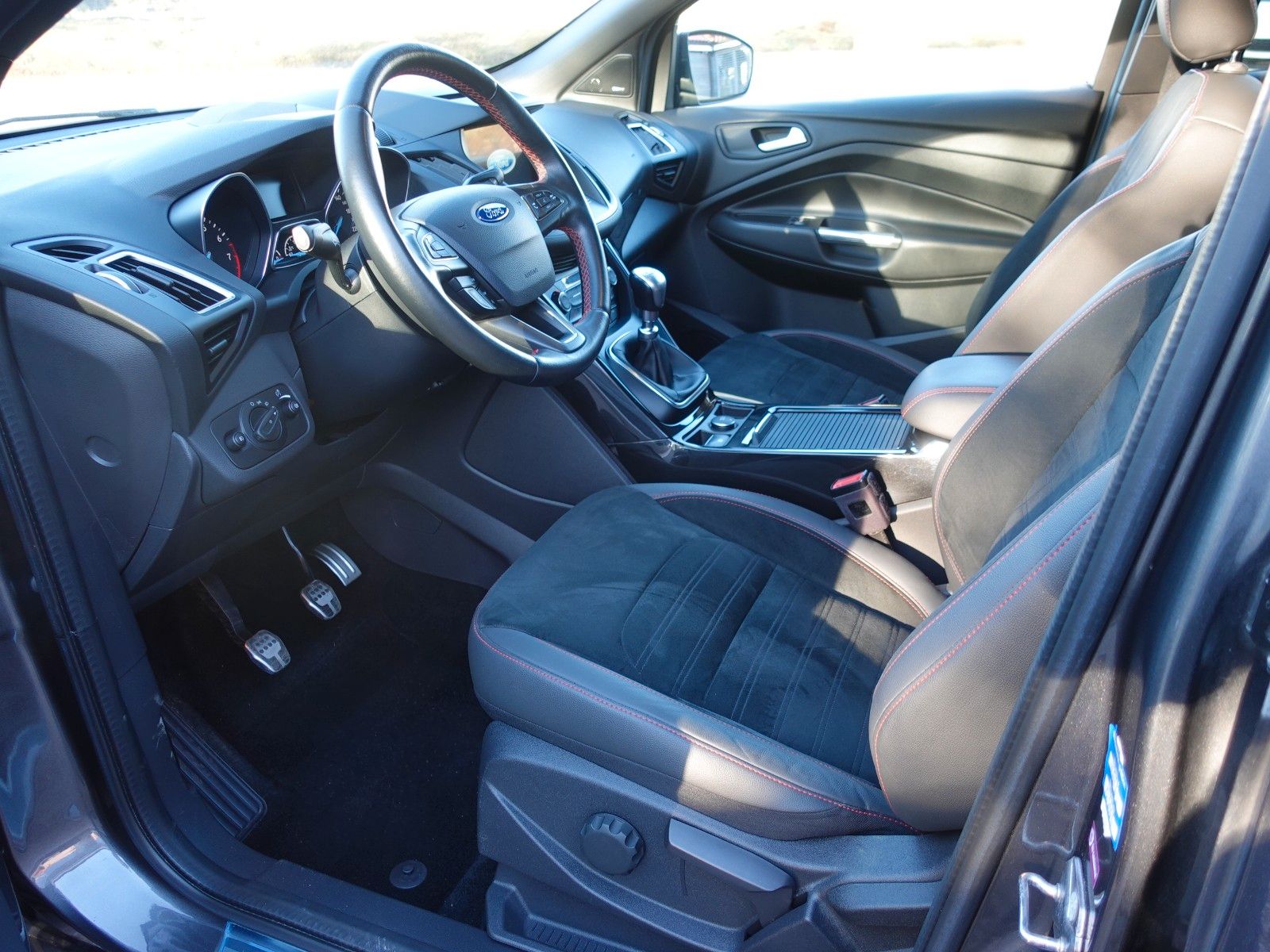 Fahrzeugabbildung Ford Kuga 1,5 EcoBoost 2x4 110kW ST-Line