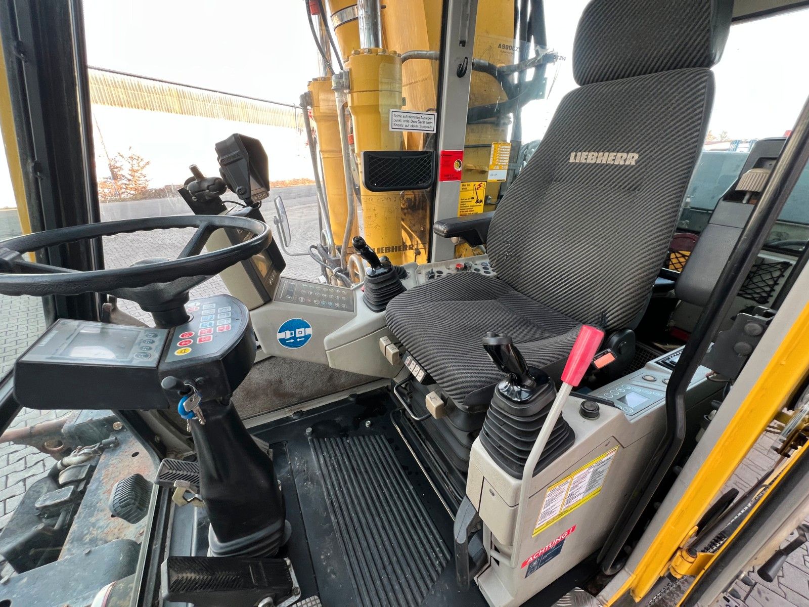 Fahrzeugabbildung Liebherr A 900 C ZW Litronic / 18.866h / 2008