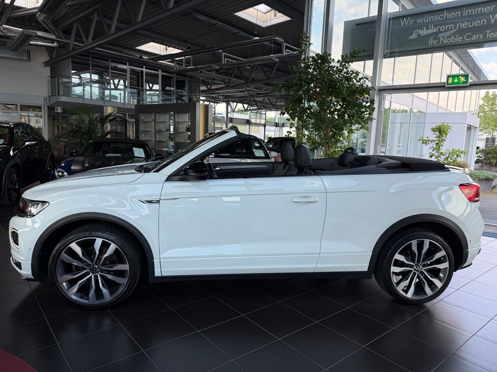 Fahrzeugabbildung Volkswagen T-Roc Cabriolet R-Line Black AHK LED RFK 19"