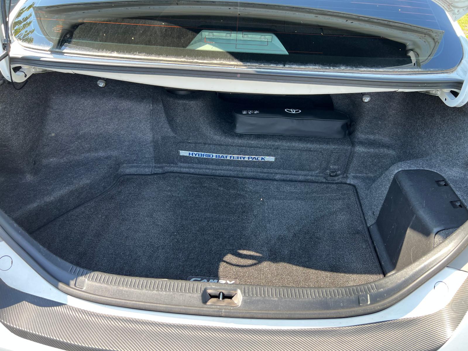Toyota Camry 2,4L Hybrid Limousine weiß AHK PDC JBL