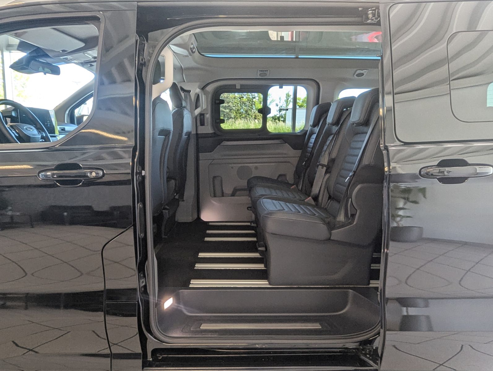 Fahrzeugabbildung Ford Tourneo Custom 320 Titaniu-X Leder Pano StHz AHK
