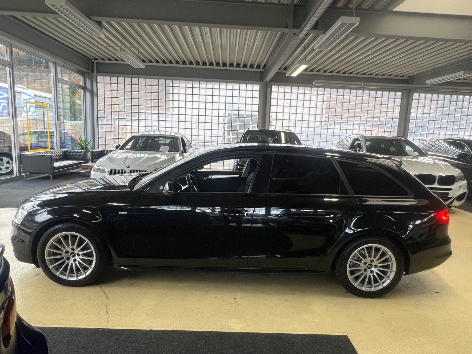 Fahrzeugabbildung Audi A4 Avant 2.0 TDI S line quattro *1.HAND*