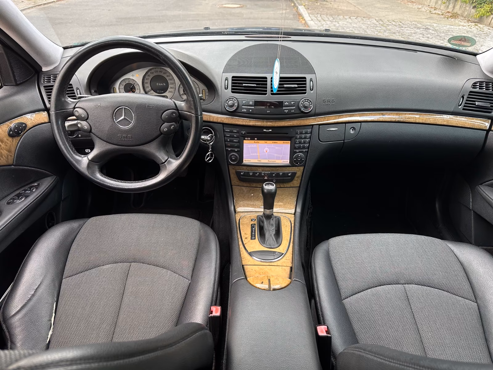 Mercedes-Benz E 220 CDI / Facelift / Navi / Schiebedach / 