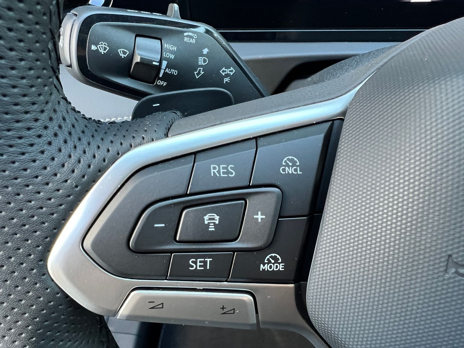 Fahrzeugabbildung Volkswagen Tiguan R-Line 1.5 eTSI DSG *AHK, IQ.Light, DCC,