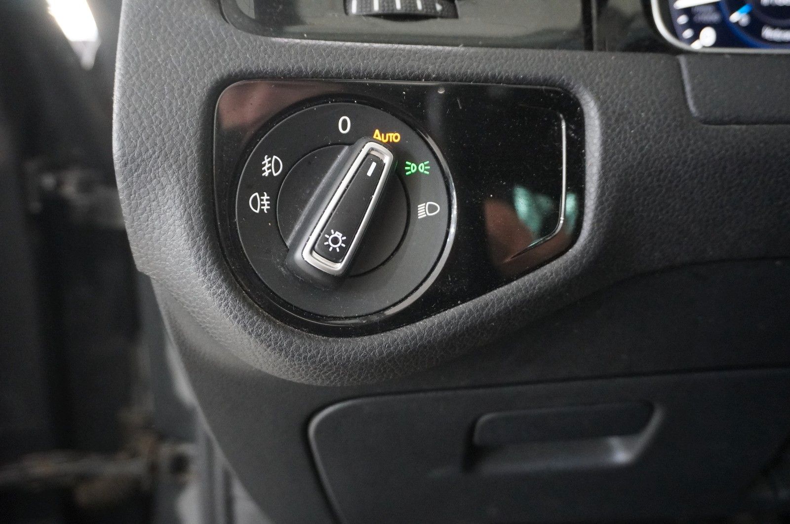 Fahrzeugabbildung Volkswagen Golf VII Vari. 1.5 TSI HIGHLINE DSG NAVI/LED/AHK