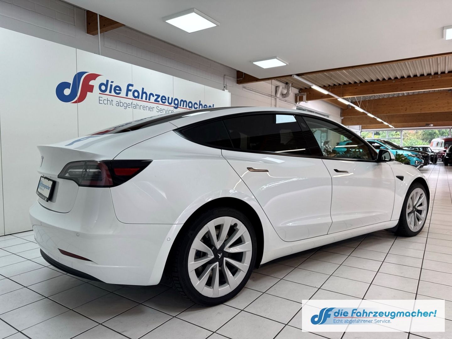 Fahrzeugabbildung Tesla Model 3 Basis RWD Soundsystem ACC El. Heckklappe
