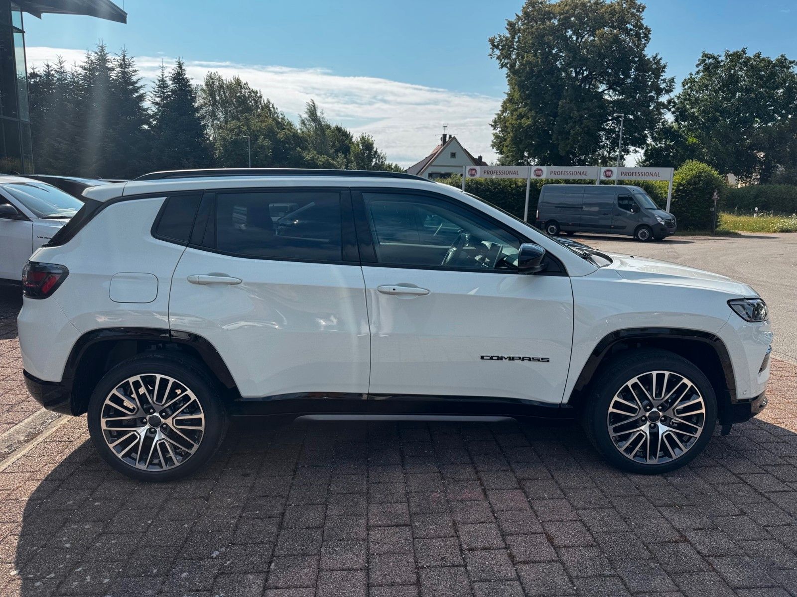 Fahrzeugabbildung Jeep Compass 1.5l Summit Navi Sitzbelüftung 360° ACC