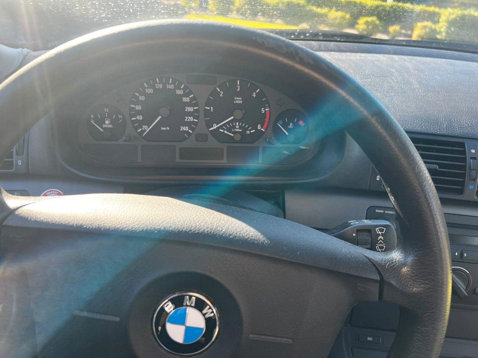 BMW 318 2005 — interior