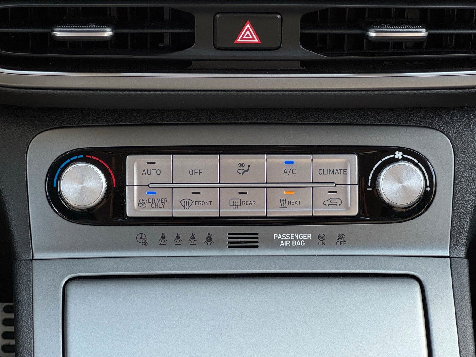 Fahrzeugabbildung Hyundai KONA E Select SHZ LHZ LKA ACC Navi CarPlay Wifi