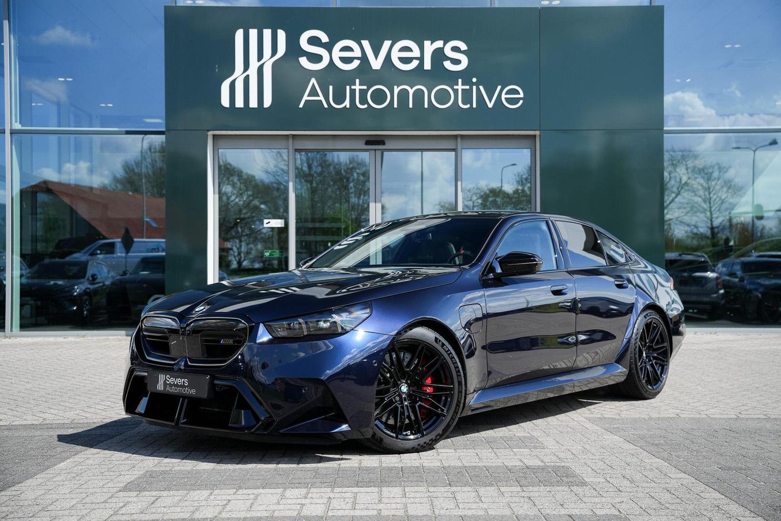 BMW M5 sedan | nacht-blau Individual | panorama dach