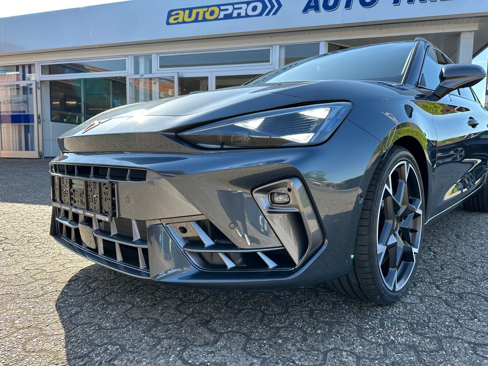 Fahrzeugabbildung CUPRA Leon ST 2.0 TSI 4Drive VZ Pano/AHK/Navi/ACC