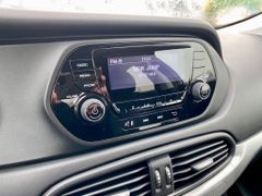 Fahrzeugabbildung Fiat Tipo 1.4 Street AAC PDC SHZ ALU USB ZV 5 - TÜRER