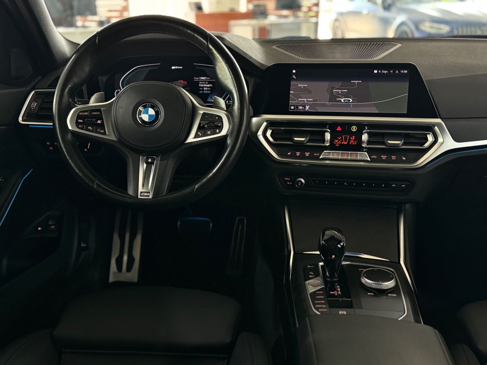 Fahrzeugabbildung BMW 330e M Sport Laser HUD DAB Kamera Panorama HiFi