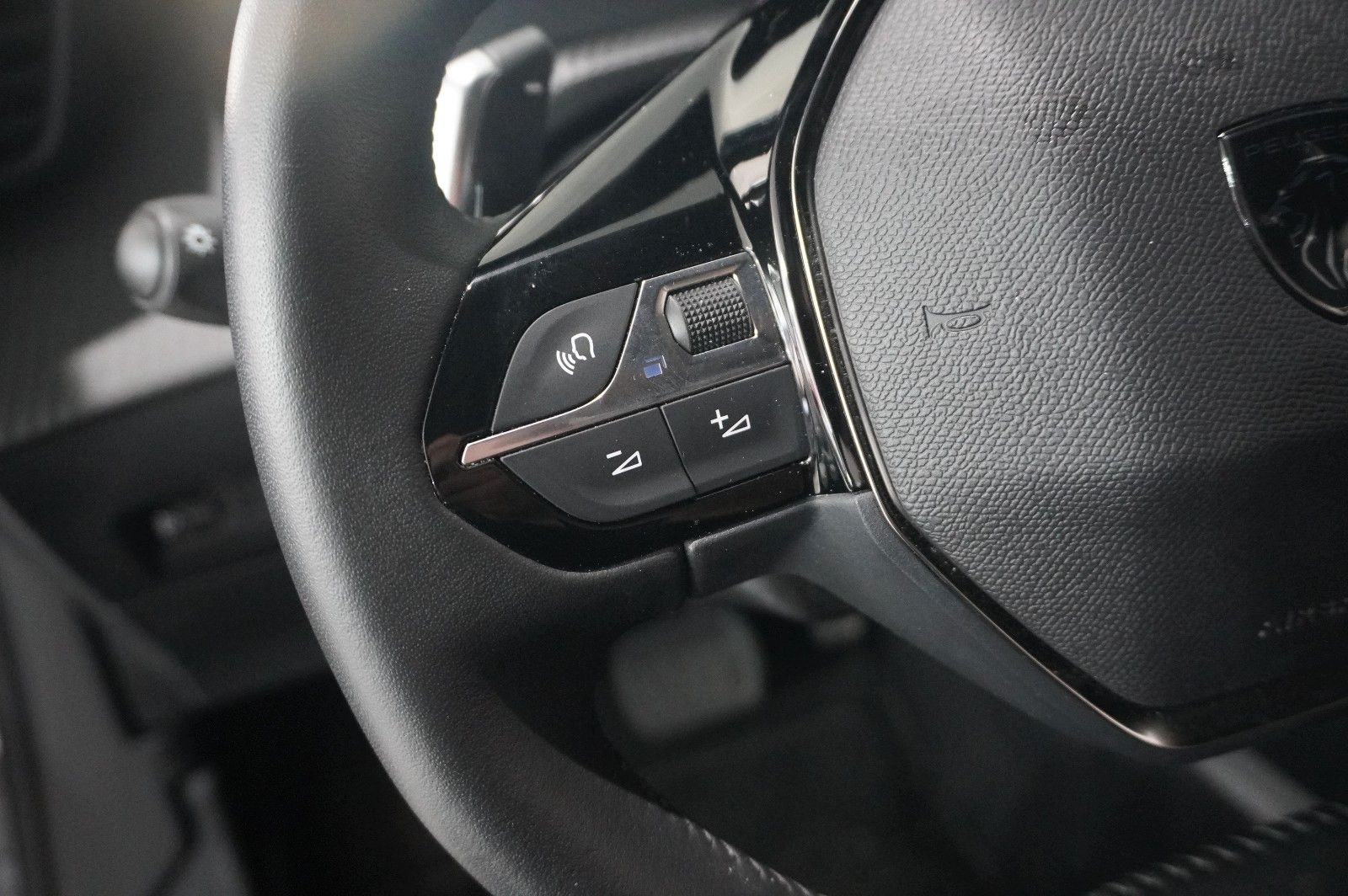 Fahrzeugabbildung Peugeot 2008 1.2 HYBRID ALLURE E-DSC NAVI/LED/SPORT/VIRT