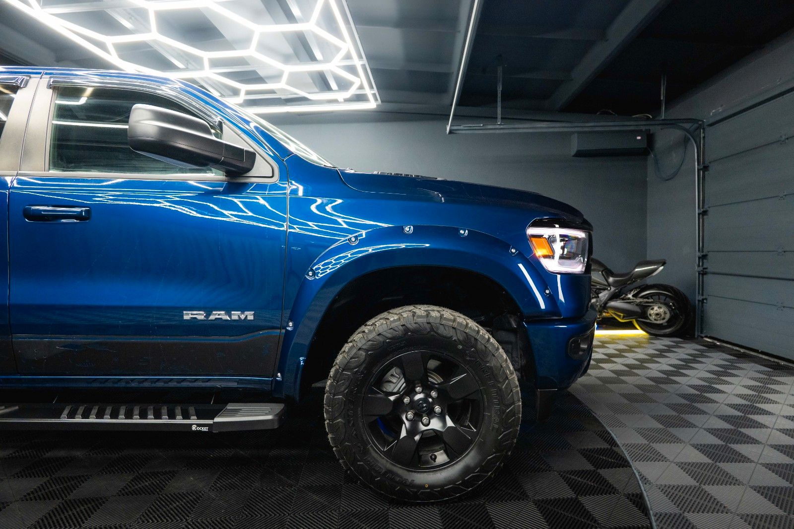 Fahrzeugabbildung Dodge RAM 5.7 V8 HEMI 4x4 OFFROAD NightEdition LONGBED