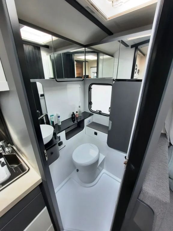Fahrzeugabbildung Hobby Excellent 460 SL Verfüg./Sparen Sie 4.943,- €