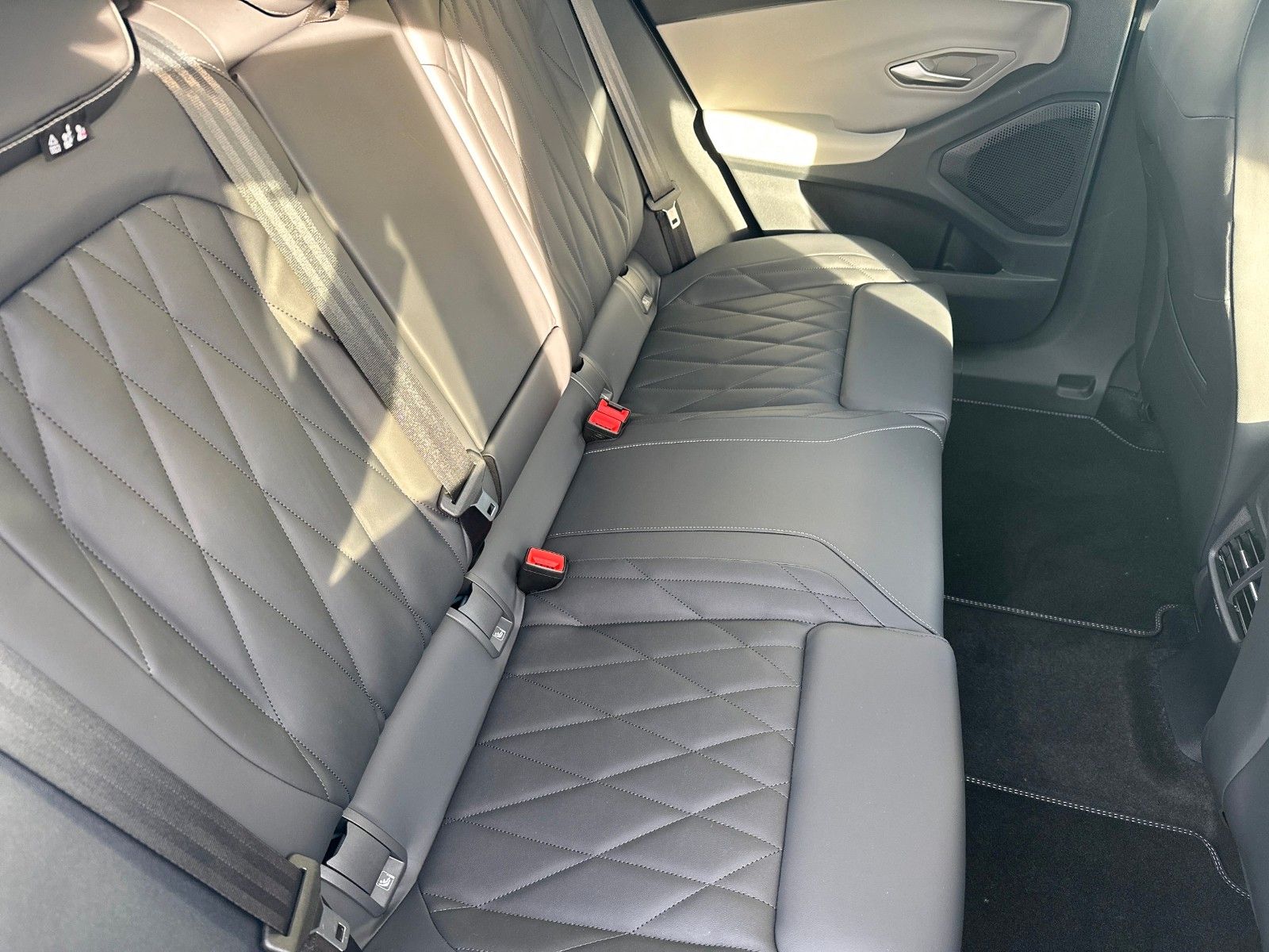 Fahrzeugabbildung Ford Explorer Premium RWD, PANORAMADACH, AHK