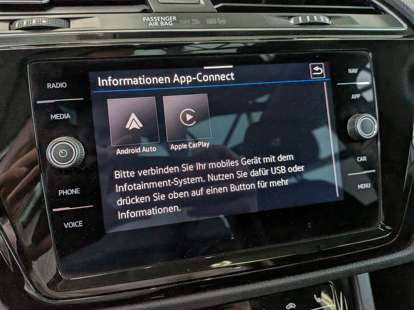Fahrzeugabbildung Volkswagen Touran 2.0 DSG R-Line High Pano 7-Si IQ AHK VOLL