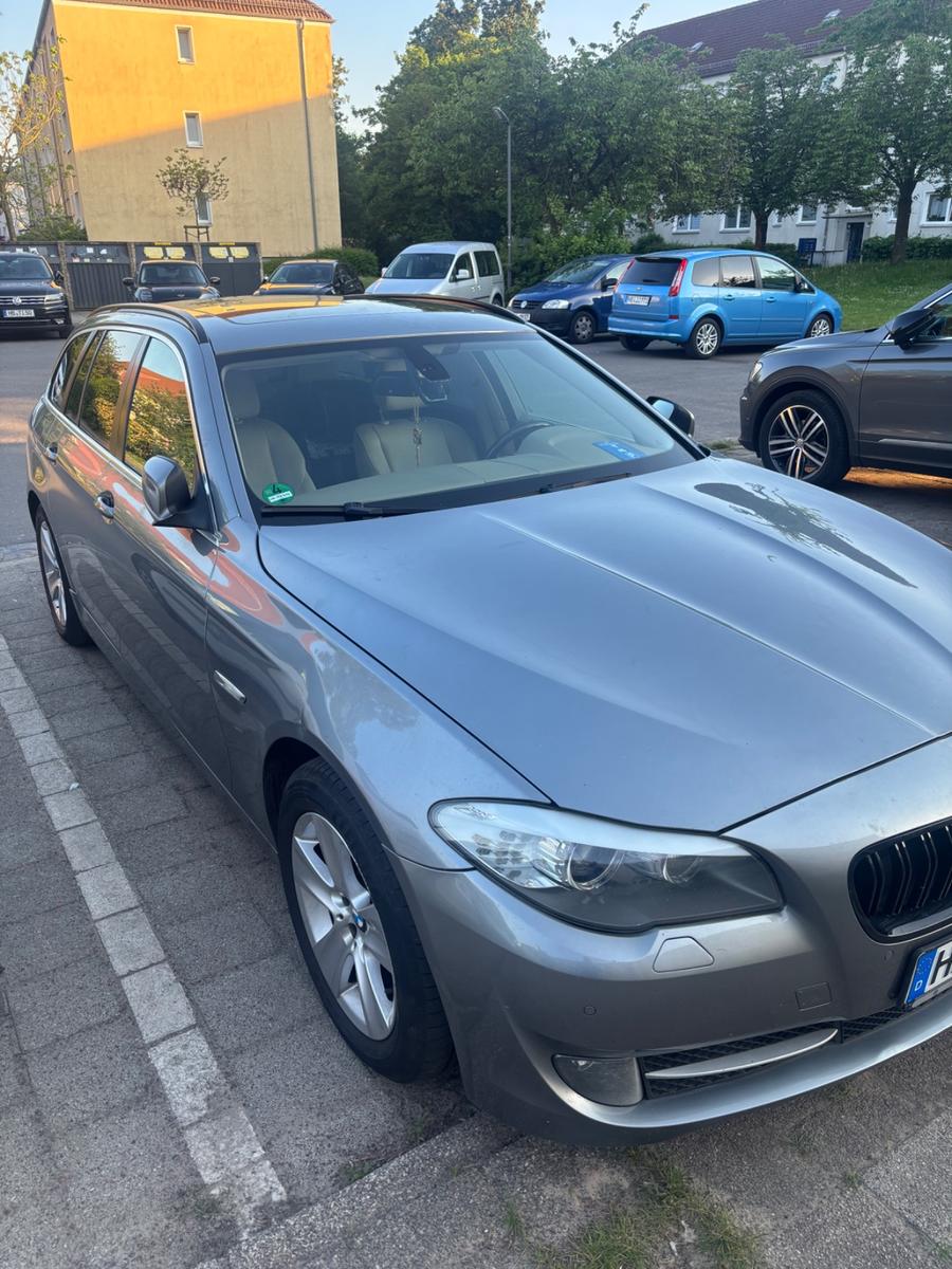 BMW 530 2010 — interior